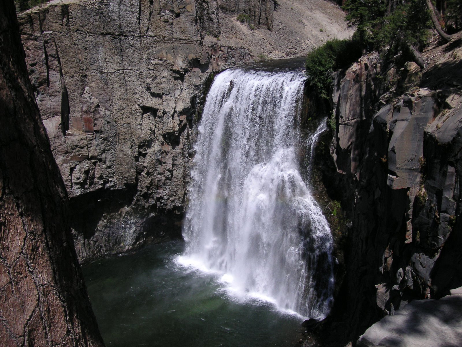 [rainbow_falls_001.JPG]